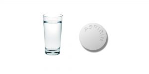 аспирин и стакан воды